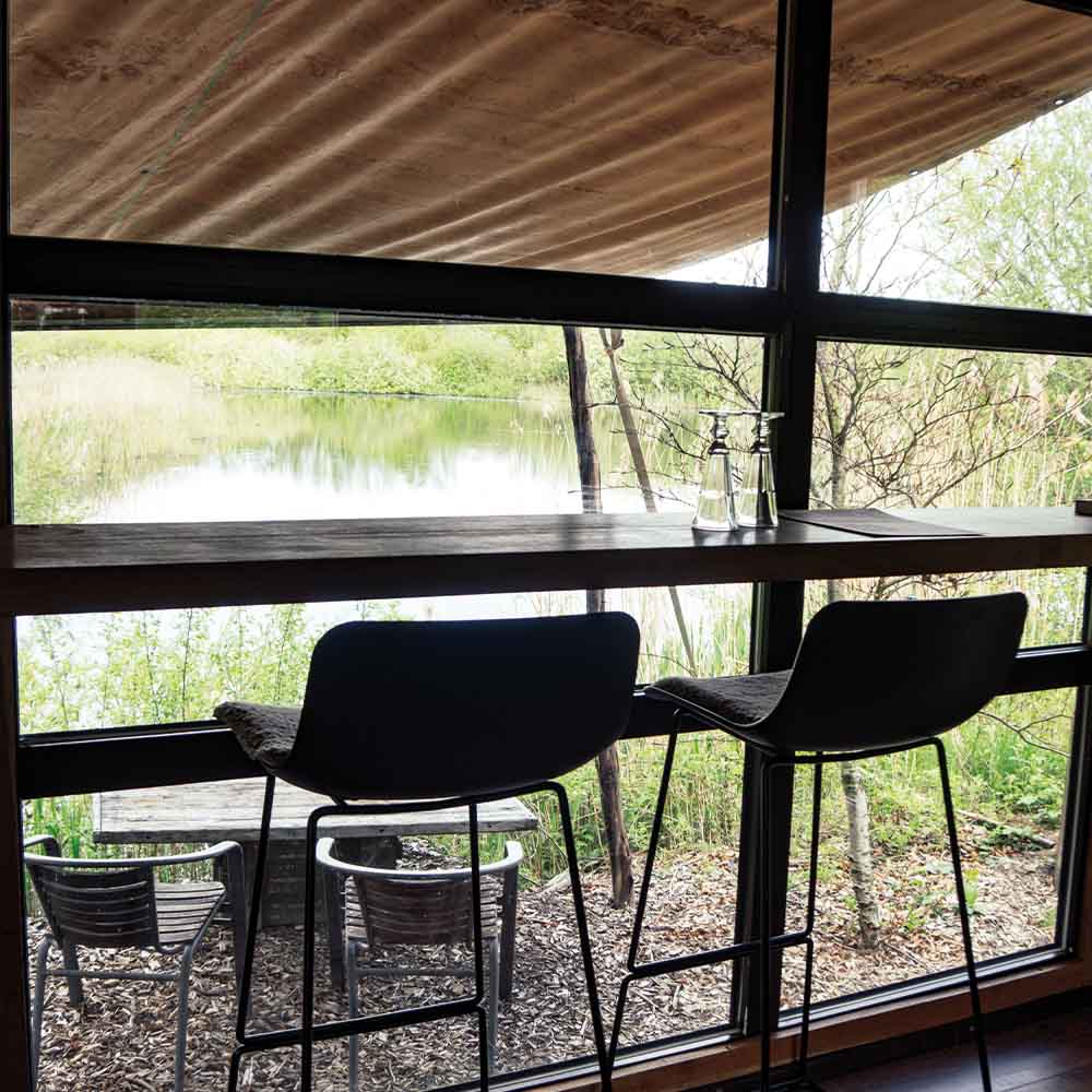 Interiør i Glamping Vogn nr. 9 med dobbeltseng